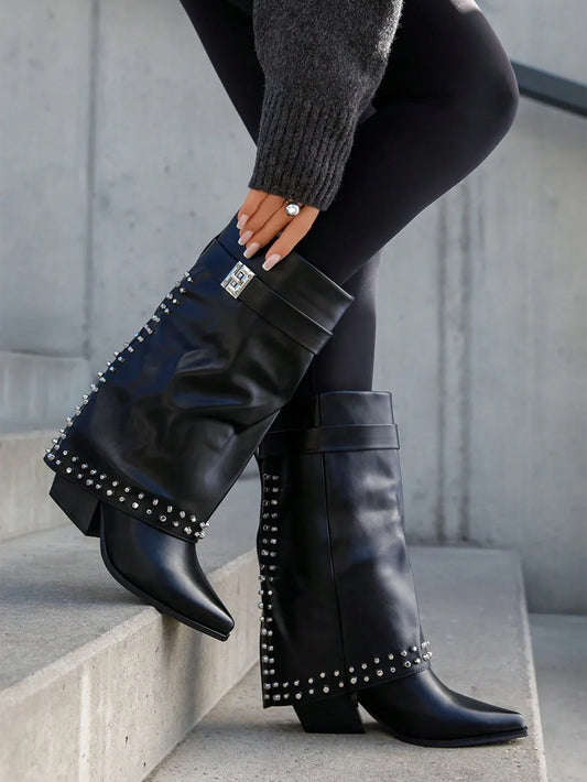 Trindade | Botas western de tacón bajo con correa decorativa y tachuelas metálicas de fantasía