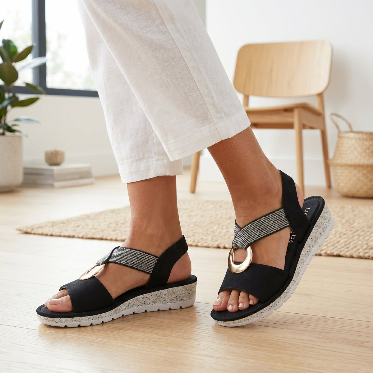 Gabriela - Sandalias Planas con Detalle Metálico