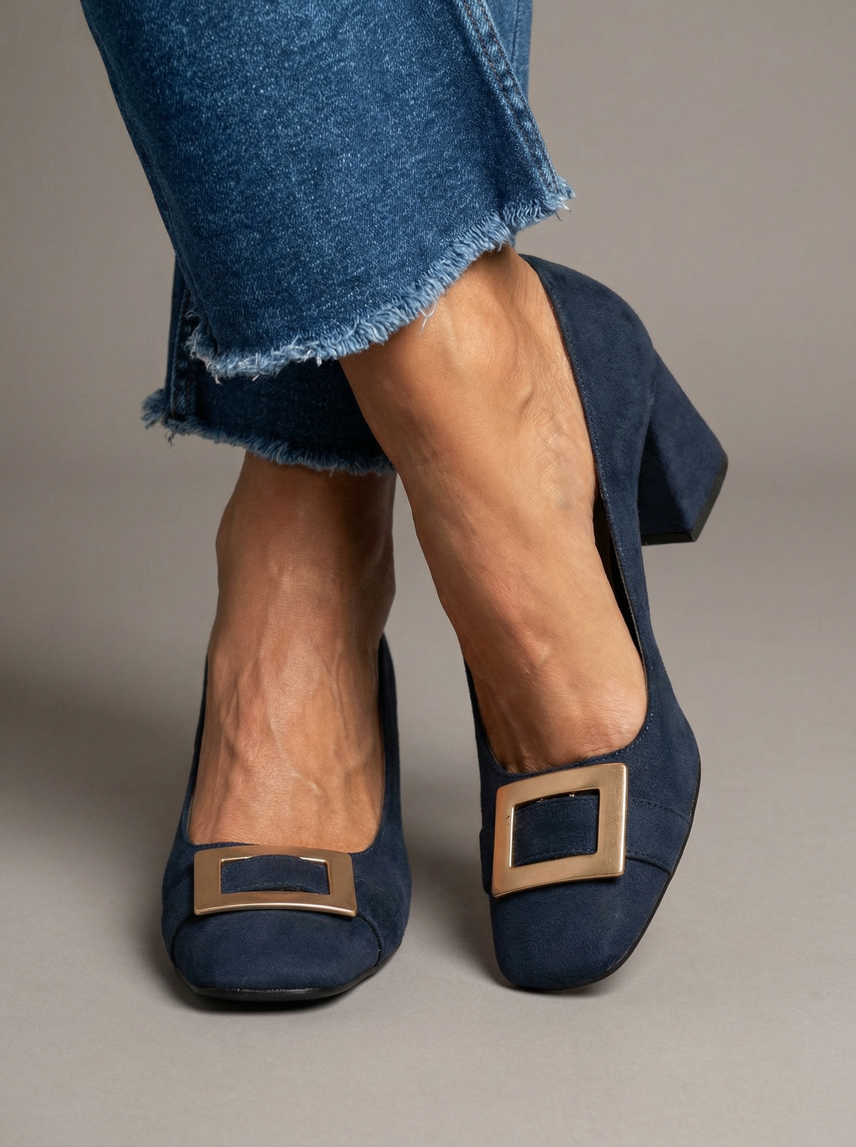 Inés | Zapatos de gamuza con hebilla dorada